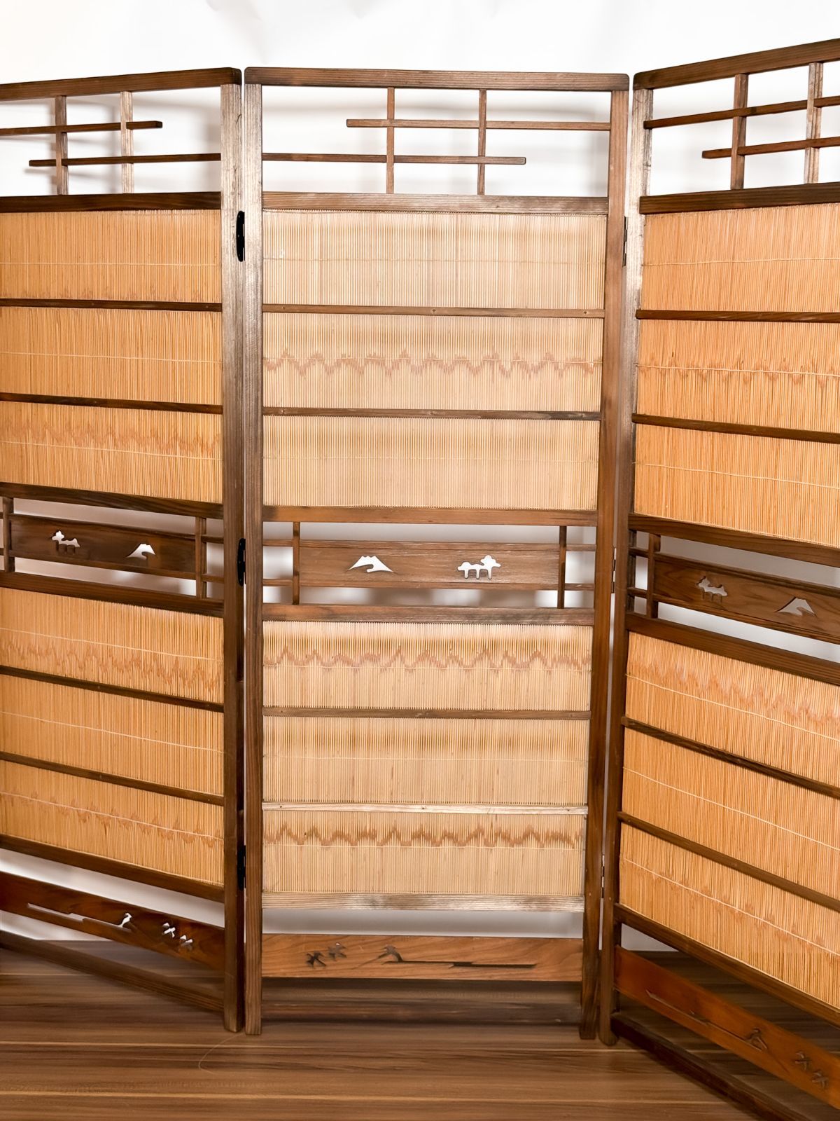 アジアン　アンティーク調　木製の4パネル間仕切り 昭和レトロ 木製衝立 4連パーテーション 透かし彫り入り アジアン