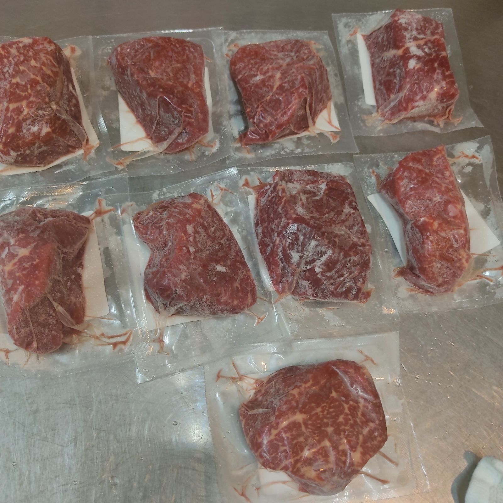 ○天然中霜降り馬刺し300g もも肉 約80g-約130g 外国産 冷凍品 - 鳥若