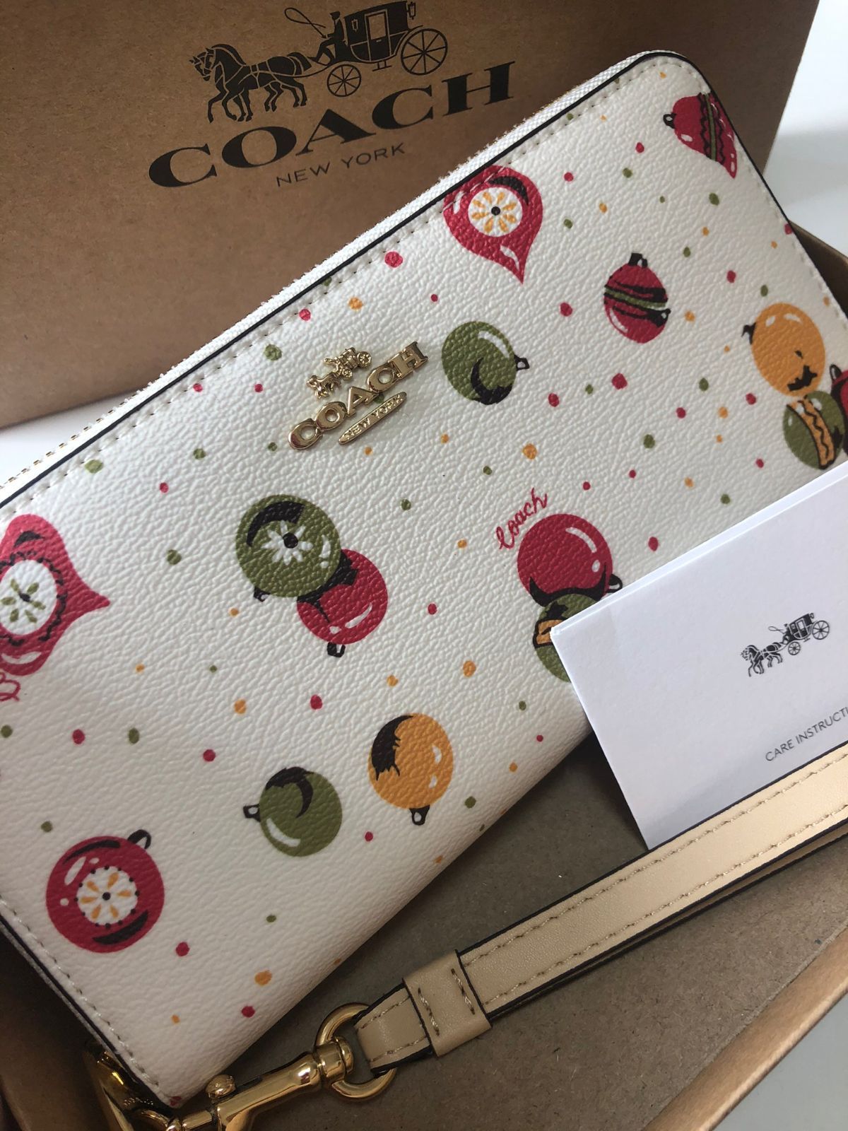 COACH 長財布 オーナメント プリント ジップアラウンドコーチ - 長財布