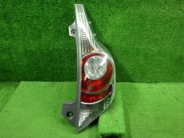 アクア DAA-NHP10 右テールランプ スタンレー 52-252 81550-52A80 81550-52A81 9151
