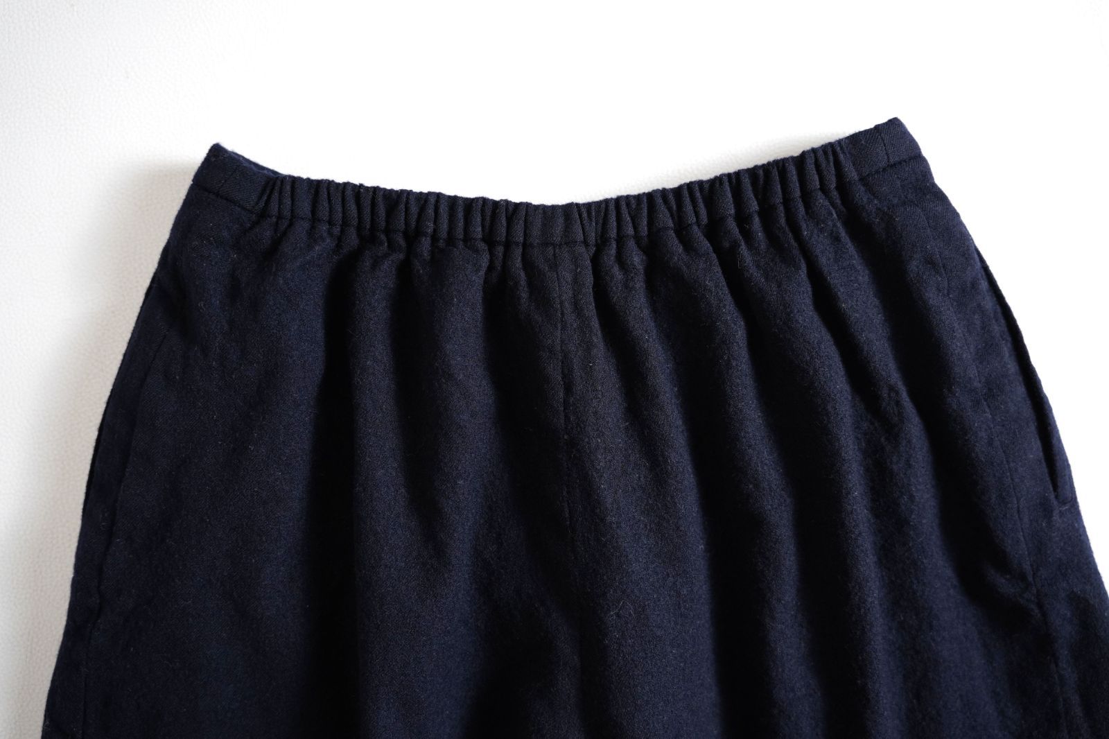 694t mina perhonen ミナペルホネン ウール タック アシンメトリー ワイドパンツ 38 ネイビー DECORATOM_COM_BR