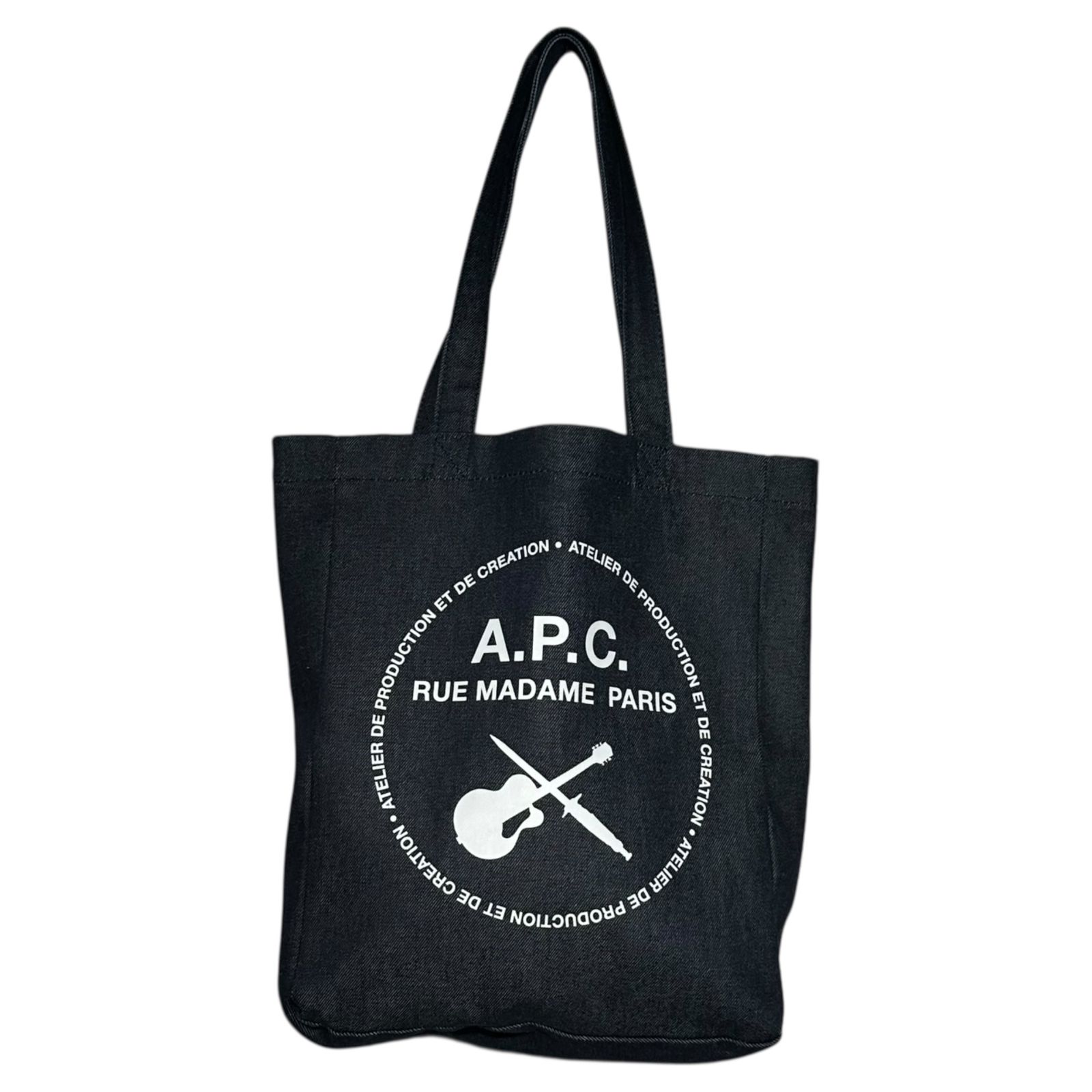新品 A.P.C. アーペーセー デニム トートバッグ ダークデニム トート A.P.C.(アーペーセー) Sword and Guitar Logo Print Denim Tote