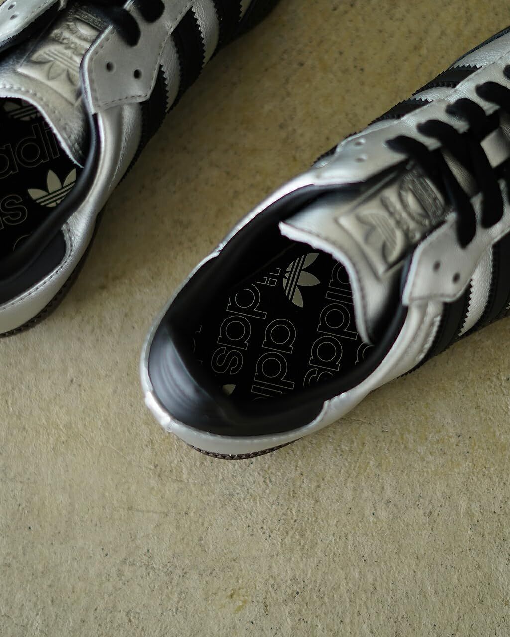 実用性 アディダス オリジナルス サンバ OG シルバーメタリック|コアブラック|ダークブラウン Originals SAMBA OG KI8464 SILVMT|CBLACK|DBROWN 日本の靴のサイズ寸法 大人 数値 シルバー 23.5 cm 【新年大処分特価】