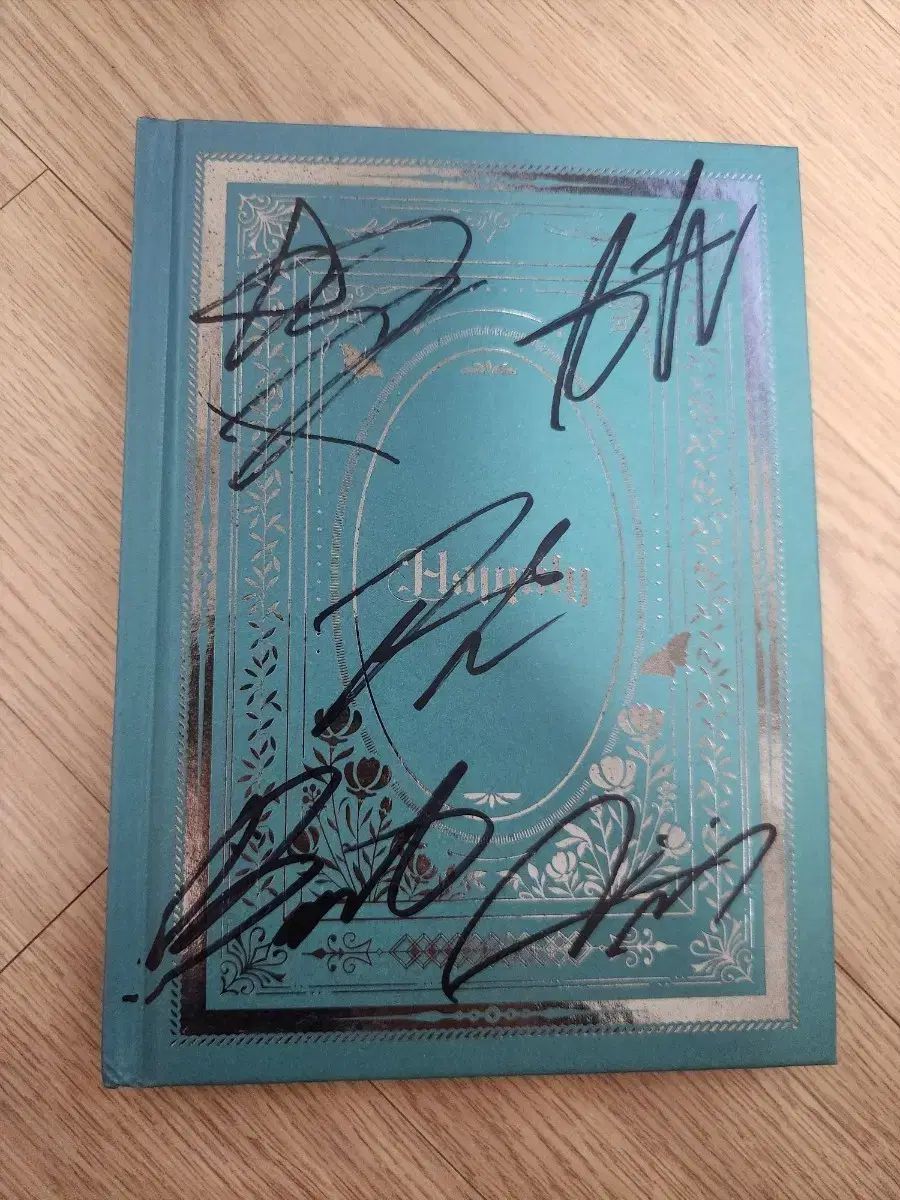 NU'EST 写真集 (全メンバー直筆サイン)⚠️出品者宛名入り NU'EST(ニューイースト) サイン入り サイン アルバム - メルカリ