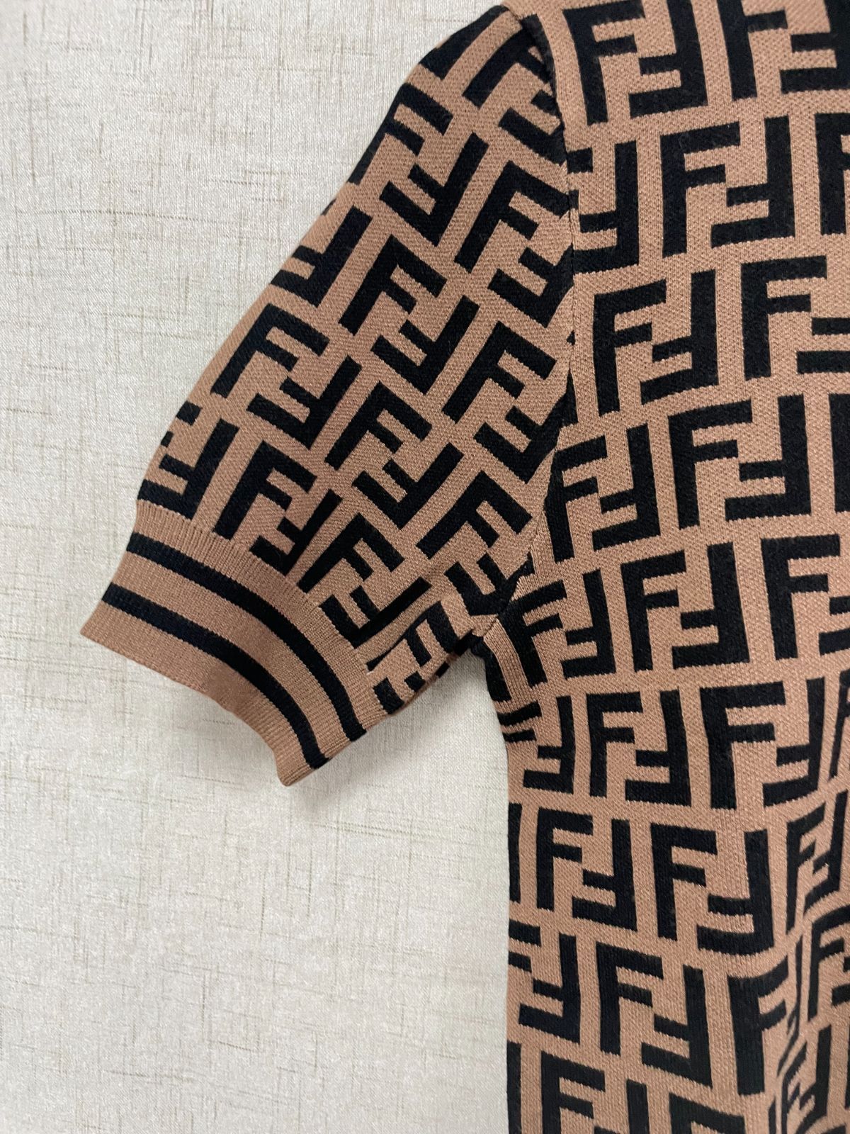 美品FENDI フェンディ 半袖 ニット FFロゴ ズッカ柄 - メルカリ