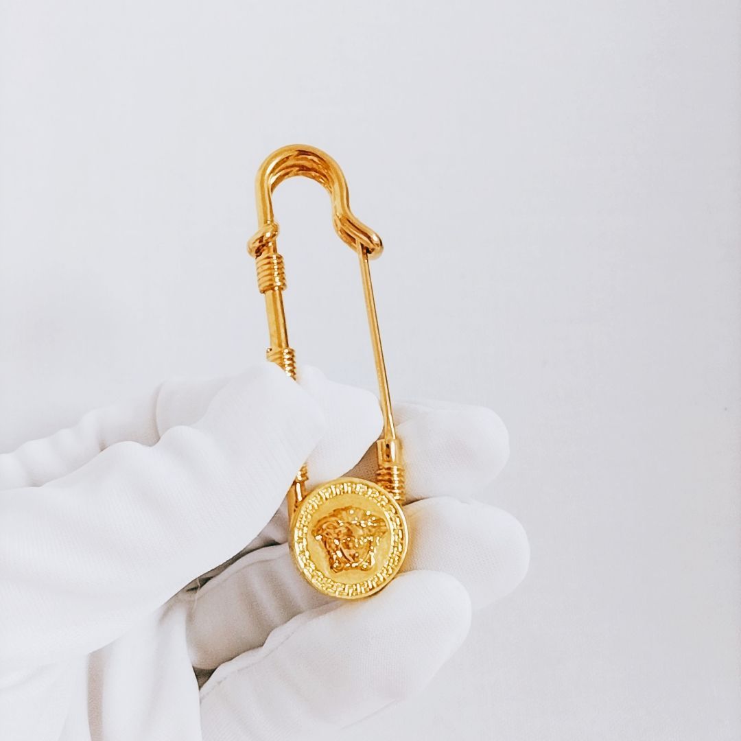 人気海外ブランドアイテム｜ファッション通販 新品未使用】VERSACE ヴェルサーチ ブローチ ピン セーフティー アクセサリー