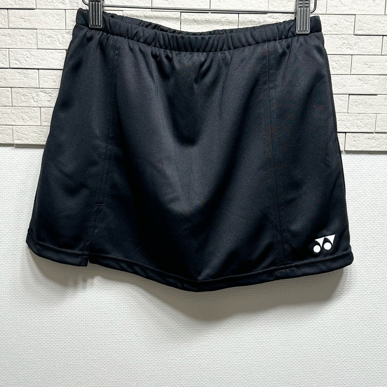 新品　YONEX バドミントン テニス スコ―ト 黒 サイズL　26046 新品 YONEX バドミントン テニス スコ―ト 黒 サイズL 26046 ヨネックス