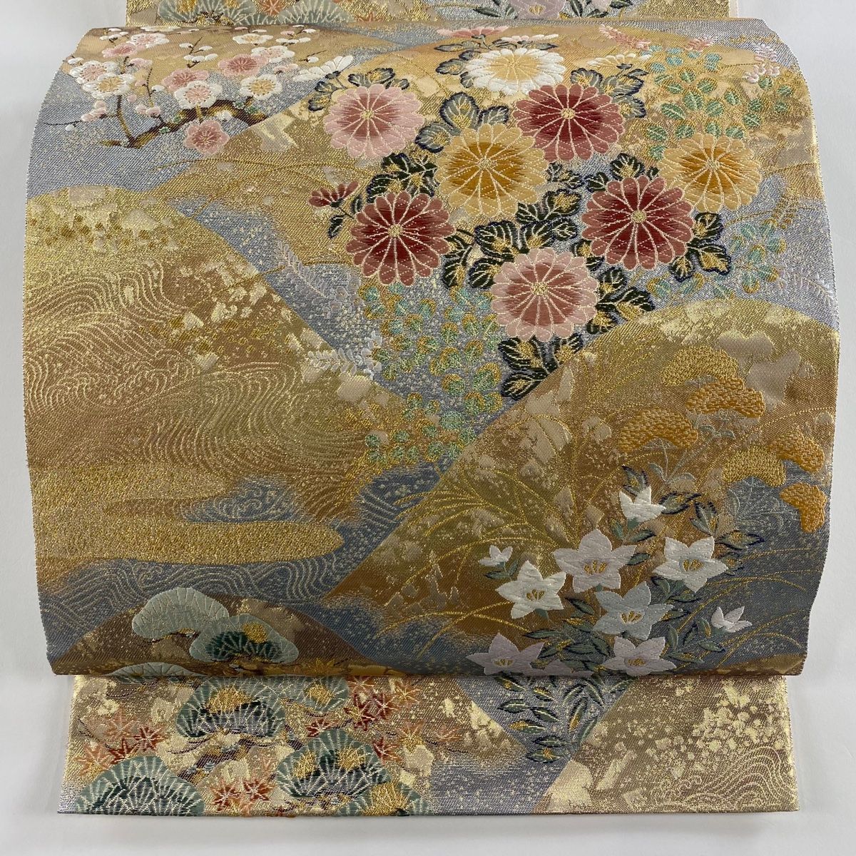 袋帯 秀品 草花 山並み 唐織 箔 金色 六通 正絹