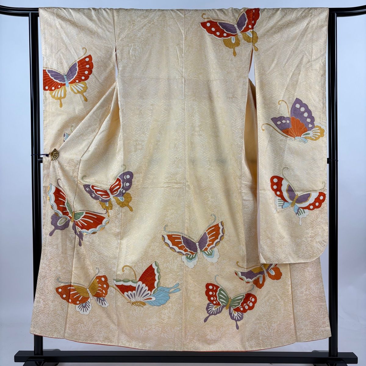 D385 振袖　蝶　金彩　花模様　正絹　着物　袷　極美品 振袖 身丈153.5cm 裄丈62.5cm S 袷 蝶 草花 金糸 金彩 薄