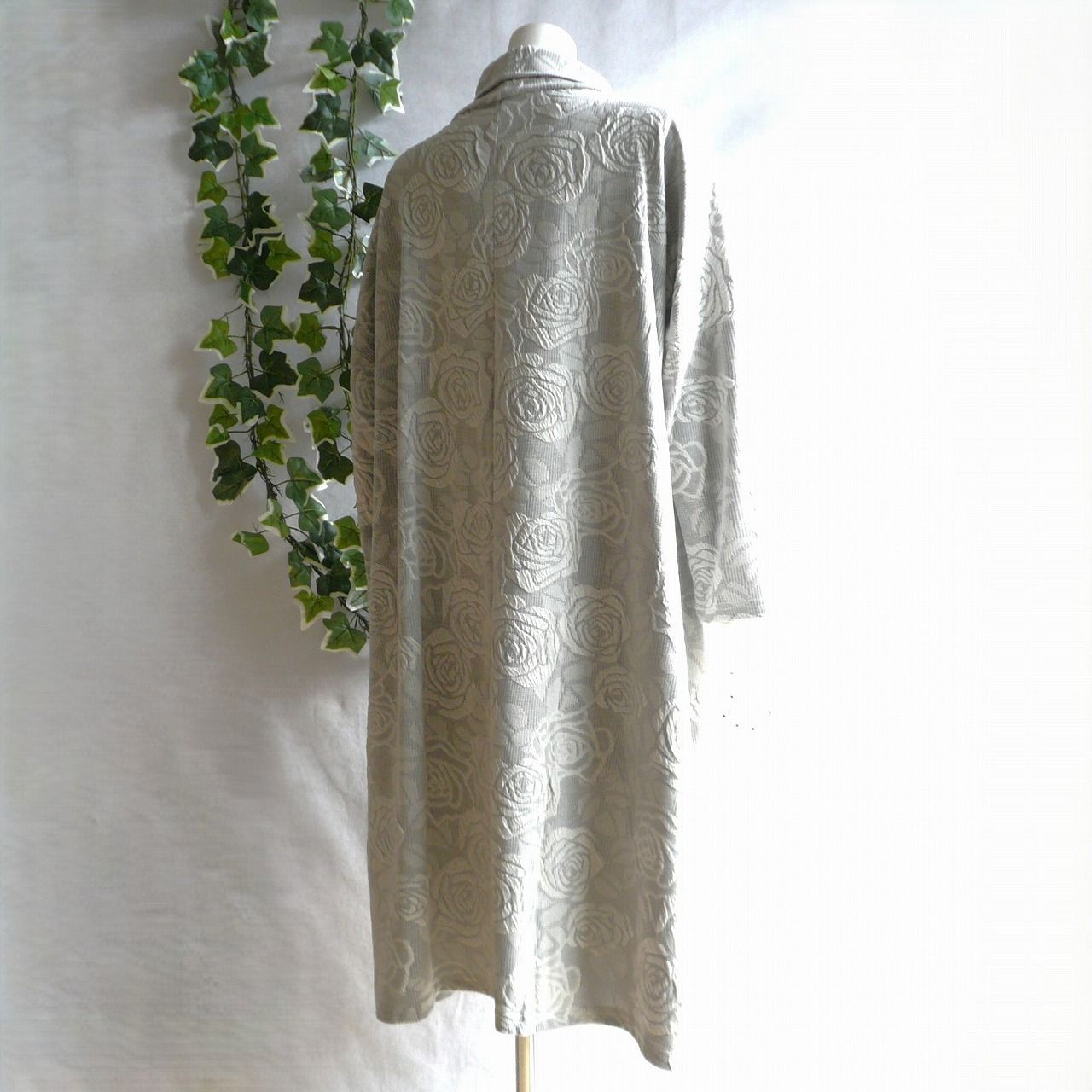 9950 ML 立体薔薇柄 ジャガード ワンピース グレージュ系 オフタートル コクーン ドロップショルダー 上質 レディース