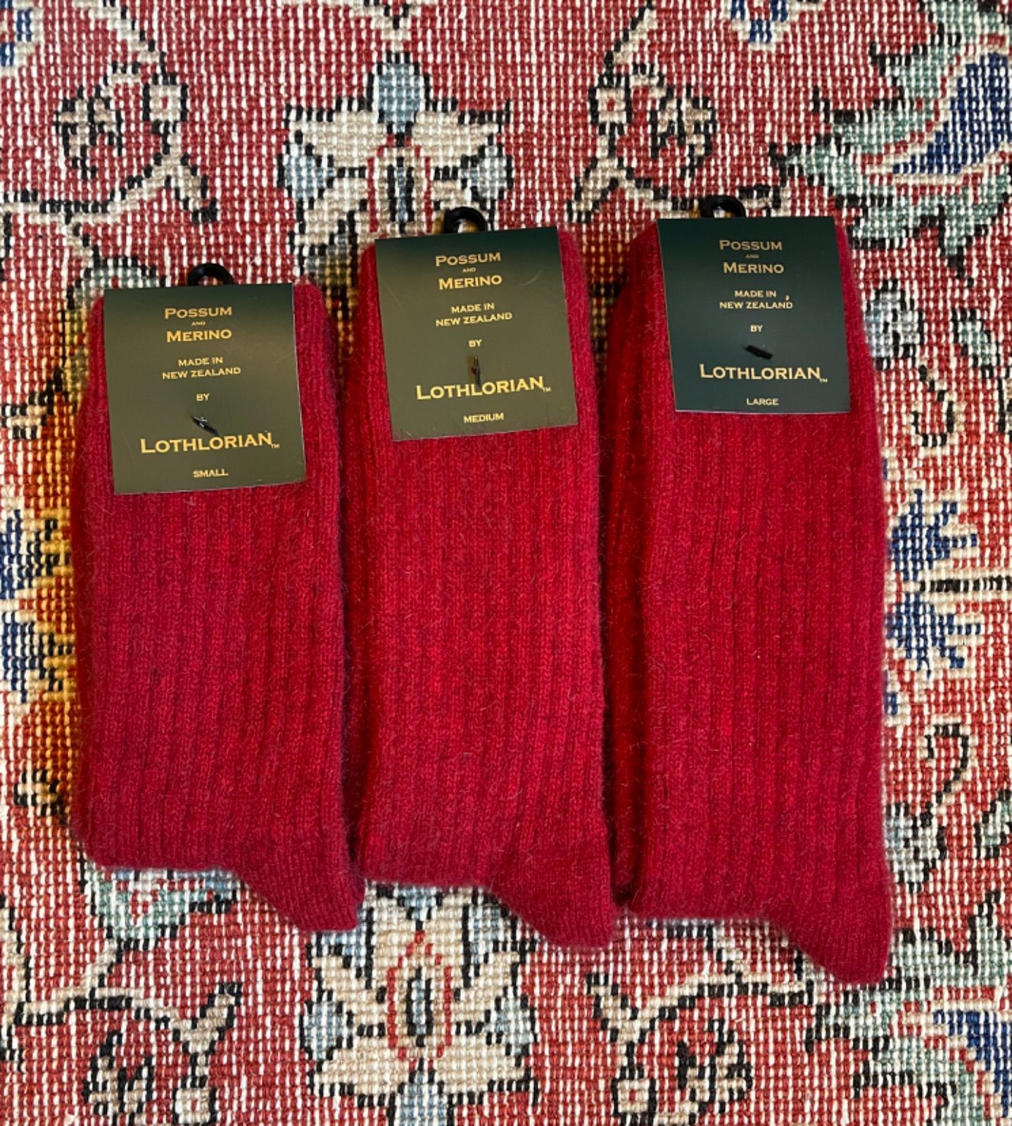 【高級素材】LOTHLORIAN ポッサムメリノ ウールベスト 赤 M NZ製 高級素材】LOTHLORIAN ポッサムメリノ ウールベスト 赤 M NZ製 服の