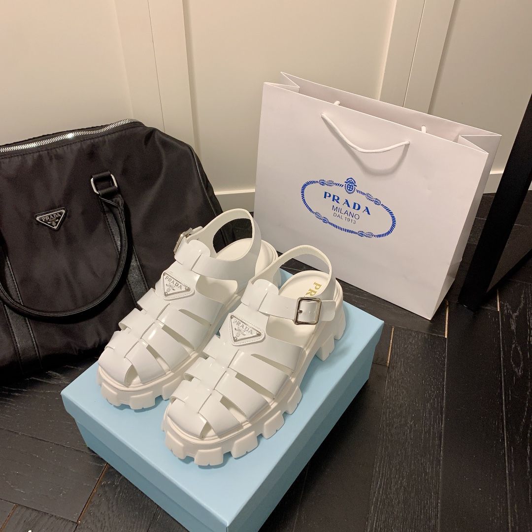 ✨最新モデル✨✨極美品✨ プラダ PRADA フォームラバー サンダル 厚底 フィッシャーマン グルカサンダル 白 - メルカリ