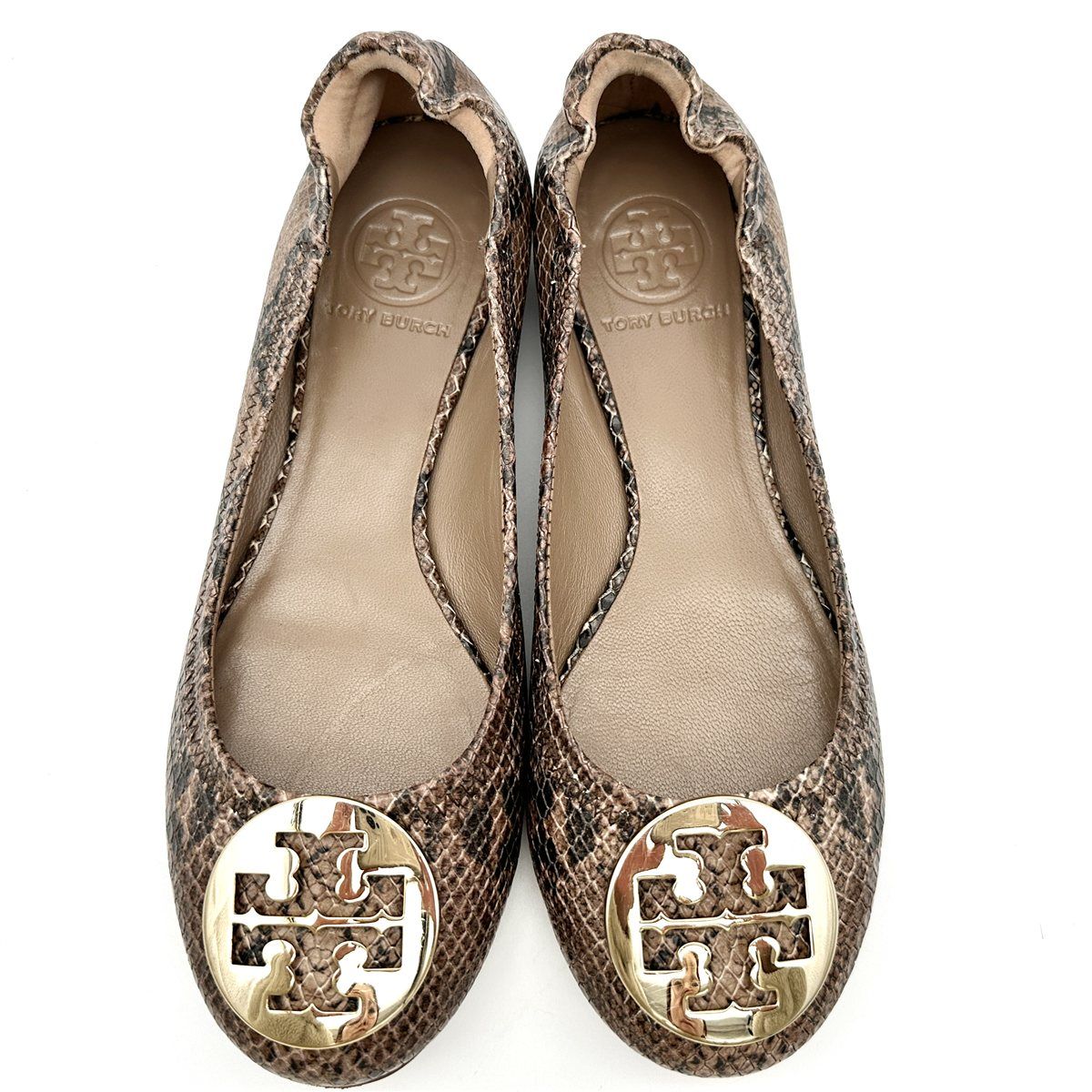 【新品未使用品】✨Tory Burch 22 フラットシューズ 茶 レザー ロゴ 新品未使用品】✨Tory Burch 22 フラットシューズ 茶 レザー