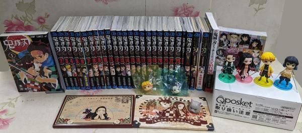 【中古】鬼滅の刃 全23巻+関連本6冊+同梱版フィギュア+キャラシール+ポストカード+缶バッジ セット／吾峠呼世晴／集英社 中古】鬼滅の刃 全23巻+関連本6冊+同梱版フィギュア+キャラ