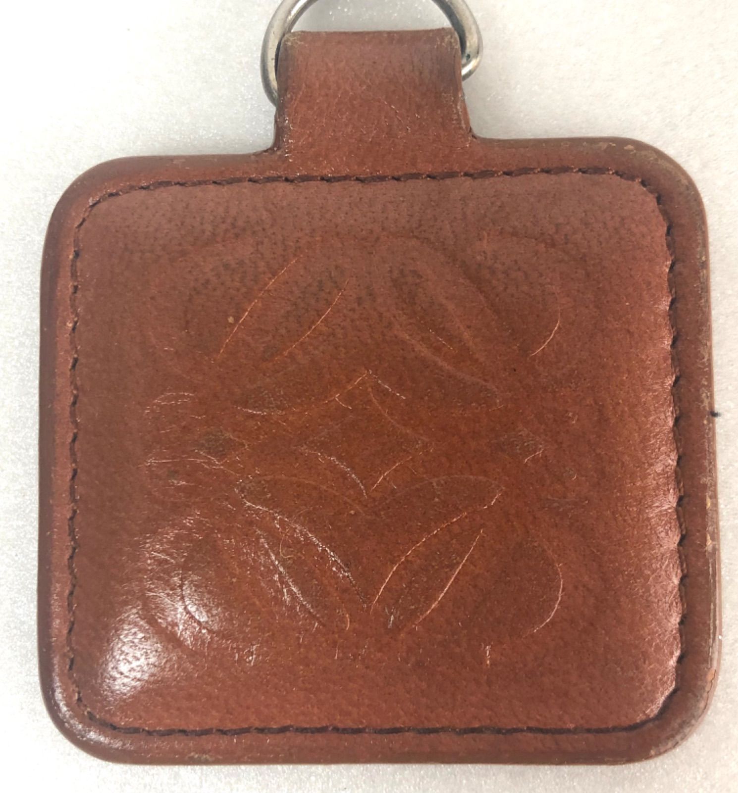 LOEWEロエベアナグラム型押しレザーキーホルダーキーリング