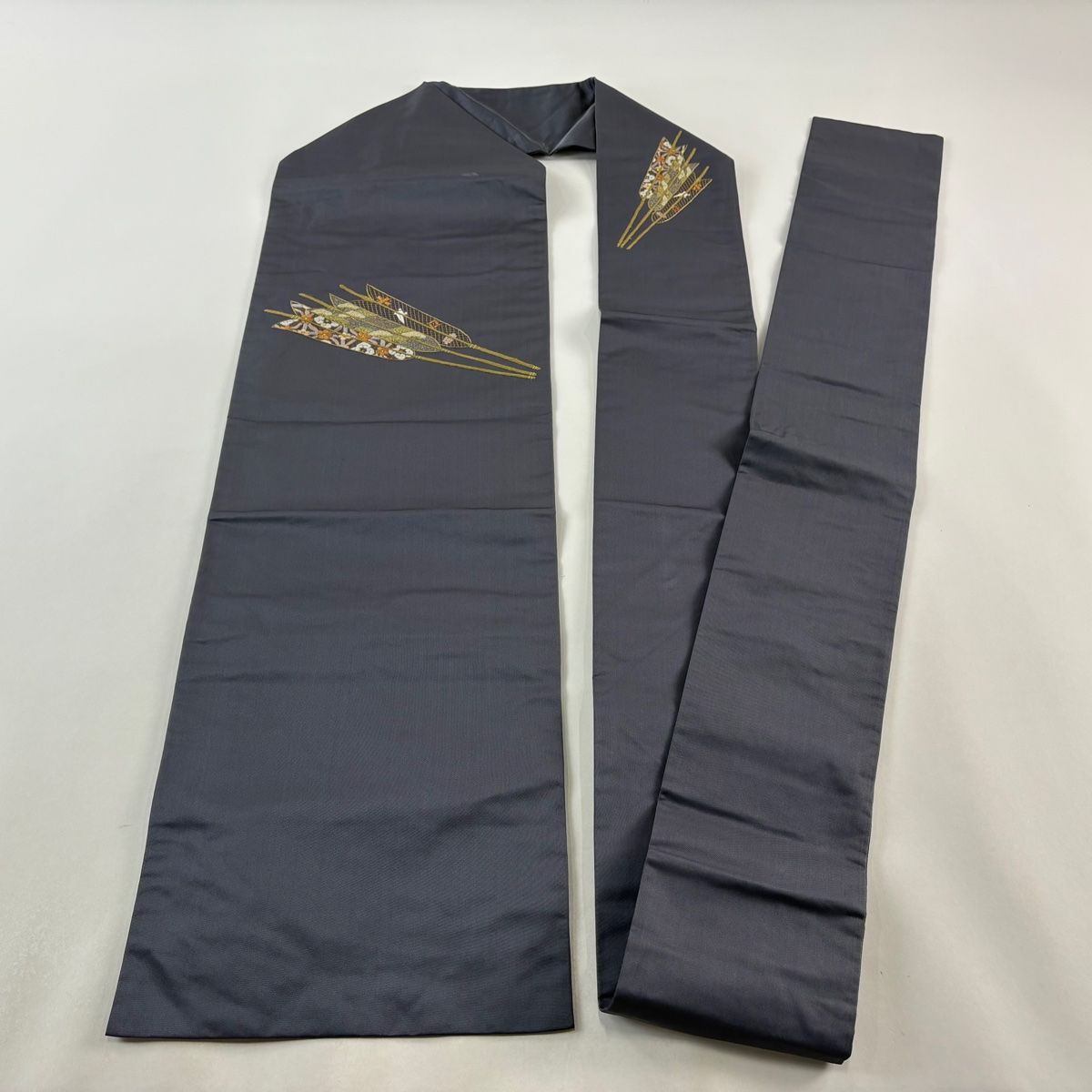 名古屋帯 秀品 矢羽 松梅 刺繍 金糸 灰紫 正絹 【中古】 - メルカリ