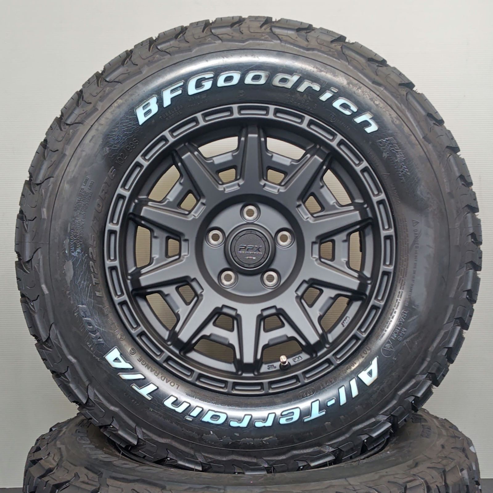 215-70-16アルミタイヤ、デリカD5。