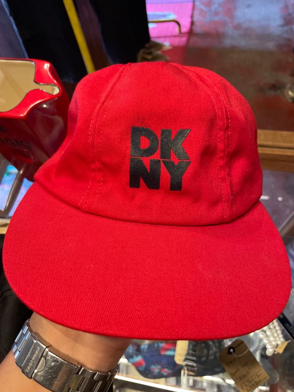 90年代 DKNY 6パネルキャップ（レッド・ワンサイズ・USA製）