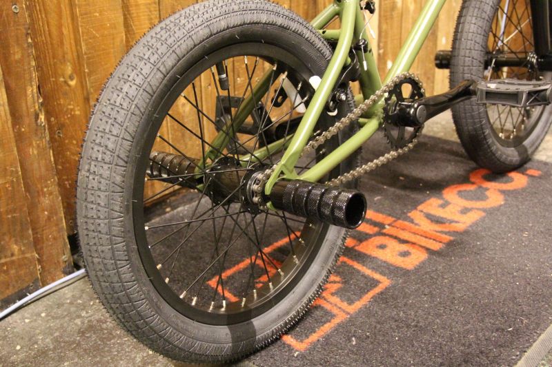 BMX 16インチ キッズ TNB PLUG 16 FAT TIRE ARMY - メルカリShops