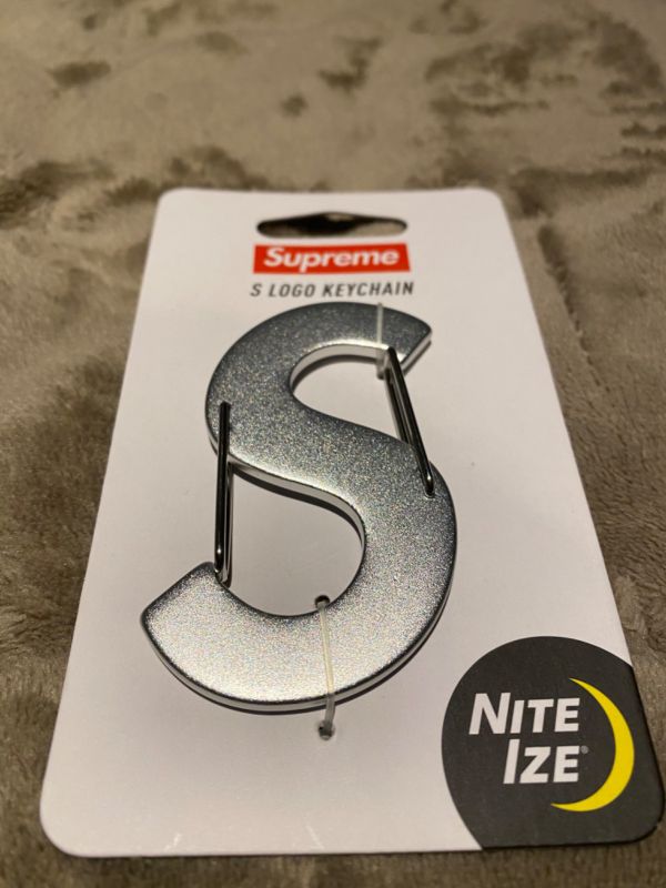 超激得100%新品Supreme Nite Ize S Logo Keychain red 小物
