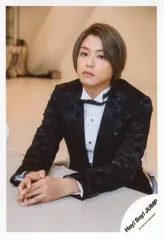 【中古】生写真(ジャニーズ) Hey! Say! JUMP/高木雄也/上半身・衣装黒・白・座り・左向き・両手重ね/DVDシングル「愛だけがすべて -What do you want?-」MV＆ジャケ写オフショット/公式生写真