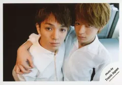 【中古】生写真(ジャニーズ) Travis Japan/宮近海斗・松倉海斗/横型・上半身・衣装白・口閉じ・松倉右手肩に回し/「Ｊohnnys’ ISLAND セルフィー」/公式生写真(アイランドストア限定)