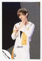 【中古】生写真(ジャニーズ) Hey! Say! JUMP/山田涼介/ライブフォト・膝上・衣装白金・右手ピース・左手顎/公式生写真