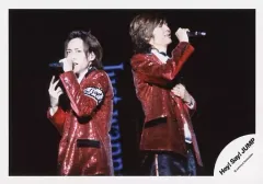 【中古】生写真(ジャニーズ) Hey! Say! JUMP/八乙女光・薮宏太/横型・ライブフォト・上半身・背中合わせ・衣装赤.黒・八乙女 左手マイク口元.体左向き.目線正面・薮 目つむり/公式生写真