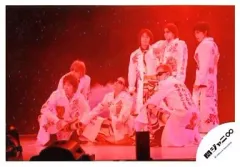 【中古】生写真(ジャニーズ) 関ジャニ∞/集合(7人)/ライブフォト・横型・特攻服白・ライト赤・目線左/公式生写真