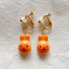 ミニチュア　うさぎパン　イヤリング　金属アレルギー対応