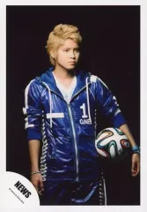 【中古】生写真(ジャニーズ) NEWS/手越祐也/膝上・衣装青.白・左腕サッカーボール・右向き・背景黒/「ONE-for the win-」PV/公式生写真
