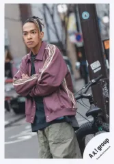 【中古】生写真(STARTO) Aぇ! group/草間リチャード敬太/膝上/「Aぇ! group Debut Tour ～世界で1番AぇLIVE～」グッズオフショット/公式生写真