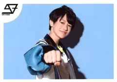 【中古】生写真(男性) SUPER★DRAGON/伊藤壮吾/横型・バストアップ・衣装青.白・右手前・背景青/「5th ONEMAN LIVE TOUR「MYSTIC BOOK」生写真セット 第5弾