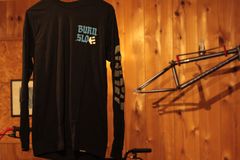 ETNIES x BURN SLOW  BURN SLOW L/S TEE M、L、XL アパレル　ロンT bmx