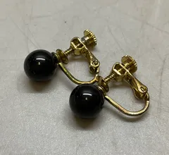 SN135 オニキス？ブラックパール？ 一粒 シンプル ゴールド イヤリング バネ式重さ 3.3g