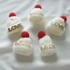 【ハンドメイドパーツ】ふわふわニット帽　ホワイト×赤　５個セット