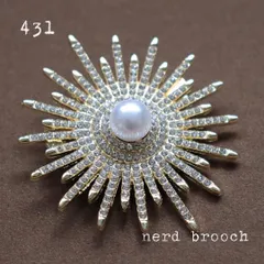 光を放つパールのサンレイブローチ　太陽 結婚式 フォーマル 華やか 大人 新品 シンプル 上品 ゴールド 入学式 卒業式 発表会 NerD