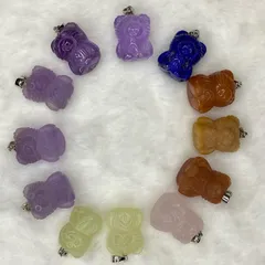 73  クマの彫り物　天然石ペンダントトップ