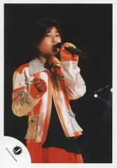 【中古】生写真(ジャニーズ) Hey! Say! JUMP/山田涼介/ライブフォト・膝上・衣装白オレンジ・左手マイク・右向き・背景黒/公式生写真