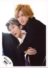 【中古】生写真(ジャニーズ) ジャニーズWEST/小瀧望・濱田崇裕/上半身・衣装黒白紫・目線左・抱き付き/公式生写真