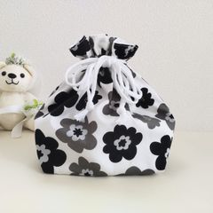 ハンドメイドお弁当袋　北欧風ポップフラワー(フリル仕様)　お箸セットも入れられるゆとりサイズの裏地付きお名前書くだけお弁当袋　#入園準備　#通園グッズ　#北欧　#花柄　#ままのねこの手