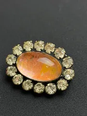 幻想的な輝き：オーバル型ストーンのヴィンテージブローチ