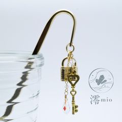 ブックマーカー ブックマーク 栞 しおり 目印 雫 ビーズ ゴールド 金色 鍵 キー 錠 お守り 大人かわいい ブックアクセサリー 読書 勉強 御朱印帳 日記 上品 キラキラ ギフト プレゼント