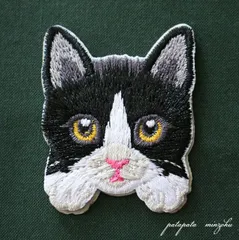 ワッペン　ハチワレ　猫　刺繍 　シール  ＆  アイロンワッペン  アップリケ  ステッカー  猫  ねこ  ネコ  子猫  動物  バッジ  雑貨  ブローチ  小物  パタパタ民族