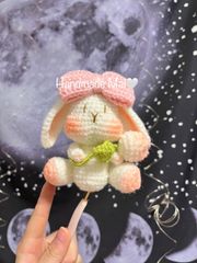 編みぐるみ　可愛いウサギ　TULIPを持ち