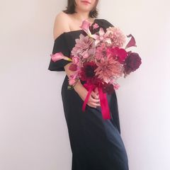 大人ボルドー♡華やかクラッチブーケ　ワインレッド　ピンク　ウェディングブーケ　ブートニア付　造花　アーティフィシャルフラワー　カラー　ダリア　胡蝶蘭
