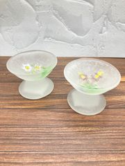 【新品】月夜野工房　ガラスの冷酒杯　２個セット　花　立体的　お猪口　冷酒杯　うつわ　脚付きお猪口　脚付き　ガラス　グラス　希少品