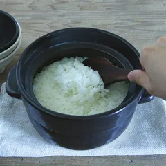 【黒】かもしか道具店 ごはんの鍋 3合＋ごはんのしゃもじ(ご飯鍋 しゃもじ セット 炊飯鍋 ごはん鍋 ご飯用しゃもじ 土鍋 おしゃれ 3合 土鍋ごはん ガス お米 ごはん ほかほかごはん 白 黒 食卓 電子レンジ 一人暮らし 使いやすい 白米 木 耐熱陶器)のサムネイル