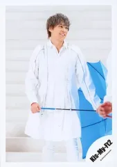 【中古】生写真(ジャニーズ) Kis-My-Ft2/千賀健永/膝上・衣装白・両手傘・目線右・背景白・階段/シングル「君、僕。」MV＆ジャケ写オフショット/公式生写真 