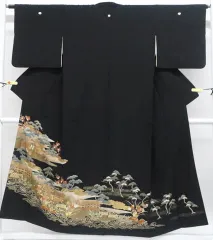 【一輝堂】【着物】黒留袖　五つ紋　金彩　波に松風景文　比翼仕立て　身丈約151cm　裄丈約63.5cm　25z06-3179